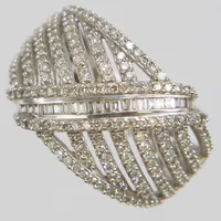 Ring, baguetteslipade diamanter 21xca0,01ct + åttkantslipade diamanter 176x0,005ct, Ø18¾, bredd:3,5-15mm, vitguld, 18K. Vikt: 5,5 g