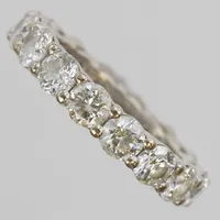 Helalliansring med diamanter 16 x ca. 0,18ct, ca. W(H) VS-SI, Ø14¾, bredd: 3,7mm, några diamanter skadade, vitguld, 18K Vikt: 3,9 g