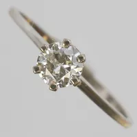 Enstensring med en äldre slipad diamant ca.0,55ct, ca. TCr/Cr SI2, liten skada under en klo, kulettfasett, Ø19, bredd: 1,2-5,9mm, vitguld, 18K Vikt: 2,2 g