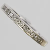 Ring, halvallians med diamanter 12 x ca. 0,02ct, Ø17, bredd: 2mm, GHA, vitguld, 18K Vikt: 3,5 g