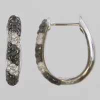 Örhängen med svarta diamanter 25 x ca. 0,01 + vita diamanter 12 x ca. 0,01ct/st, 7x3,4mm, vitguld, 18K Vikt: 3,4 g