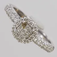 Ring med prinsesslipade diamanter 8 x ca. 0,01ct, 8/8-slipade diamanter 50 x ca 0,01ct, en sten saknas, Ø16¾, bredd: 2,6-8mm, vitguld, 18K Vikt: 3,8 g
