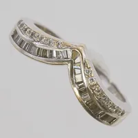 Ring, jacketmodell, med 8/8-slipade diamanter 14 x ca. 0,005ct samt 30 baguettslipade diamanter Ø17¼, bredd: 2,5-7mm, vitguld, 18K Vikt: 4,1 g