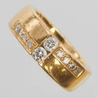Ring med diamanter 2 x ca.0,10ct samt 8 x ca.0,02ct, Ø16, bredd: 6,5mm, gravyr, repor samt mindre nagg, 18K Vikt: 10,7 g