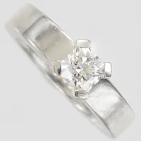 Ring, Ø16¾, flanderslipad diamant ca 0,95ct, ca Wesselton(H)/VVS2, bredd:4-6,5mm, K.Magnell Juveler AB, Stockholm 2008, gravyr, platina. Vikt: 16,7 g