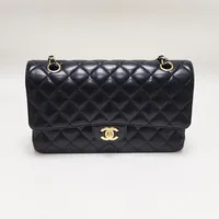 Handväska Chanel Classic Flap Jumbo Mademoiselle, 25x15cm, serienummer 30252459, orginal box, dustbag, kvitto Birger Jarlsgatan 2021, certifikat, katalog, smärre bruksslitage på insidan.