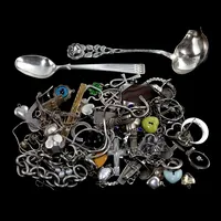 Diverse silverföremål 830-925/1000, merparten smycken eller delar därav, enstaka stenar/emalj, defekter/bruksmärken, bruttovikt 211,8 gram