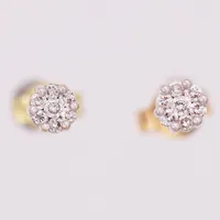 Ett par örhängen, diamanter ca 0,11ctv, 4mm, 18K Vikt: 0,8 g