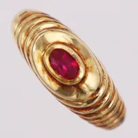Ring, syntetiska rubin, stl 16, bredd 2,5-7,5mm, 14K Vikt: 4,5 g