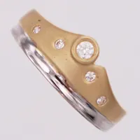 Ring, vita stenar, gul/vitguld, stl 18¼, bredd 3-9mm, 14K Vikt: 2,7 g