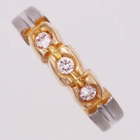 Ring, vita stenar, vitguldsdetaljer, stl 18, bredd 3-5mm, 14K Vikt: 4,9 g