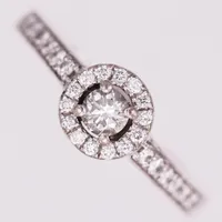 Ring, Guldfynd, diamanter ca 0,49ctv (mittstenen ca 0,20ct W(H)Si), stl 17, vitguld, 18K. Nypris ca 16000kr Vikt: 5 g