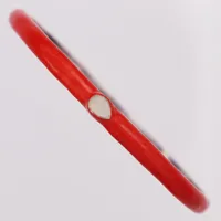 Armring, design Charlotte Bonde, droppformad fasettslipad vit sten, röd plast, Ø64mm, 925/1000 silver Vikt: 18,2 g