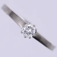 Ring med diamant ca 1x0,20ct TW/VS, år 1956, stl: ca 17½, bredd: ca 1,5-4,5mm, vitguld, 18K  Vikt: 2,3 g