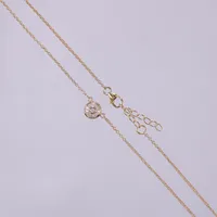 Collier med vita stenar, längd: ca 41,5-44,5cm, bredd: ca 1,5mm, hänge Ø ca 7,5mm, förgyllt silver 925/1000  Vikt: 3,3 g