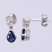 Ett par örhängen med droppformade safirer och diamanter ca 4xca 0,02ct, längd: ca 1,2cm, bredd: ca 2-5,5mm, vitguld, 18K Vikt: 1,9 g