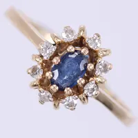 Ring med blå sten och diamanter 8 x ca 0,02ct, stl ca 17, bredd ca 1,7-9,8mm, 18K Vikt: 2,3 g