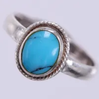 Ring med blå sten, stl ca 16½, bredd ca 2,5-10,8mm, silver 925/1000 Vikt: 2,4 g