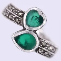 Ring med gröna stenar och markasiter, stl 17¾, bredd ca 2,8-12,7mm, silver 925/1000 Vikt: 3,2 g