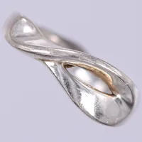 Ring, stl: 18½, bredd: ca 3-8mm, GHA, 925/1000, silver Vikt: 4,1 g