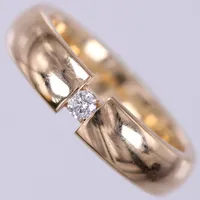 Ring med diamant c 1x0,07ct, stl: 17¼, bredd: ca 5mm, Schalin, 18K Vikt: 8,7 g