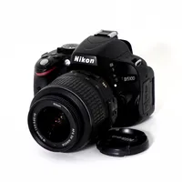Kamerahus Nikon D5100, Objektiv Nikon DX AF- Nikkor 18-55mm, kartong, användarhandbok, laddare samt diverse sladdar, bruksskick  Skickas med postpaket.