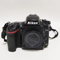 Kamera Nikon D750, serienr:6060311, objektiv Nikon AF-S Nikkor 50mm 1:1,8G, serienr: 2743519, laddare Nikon mh-25A serienr: 1504019453G, , manual, kartong, 1 batteri Jupio, kartong Skickas med postpaket.
