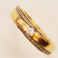 Ring, diamanter ca 0,10ctv, Ø18, bredd:5mm, något skev, gravyr, 18K 2,8g.