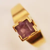 Ring, Ø16¾, bredd:7mm, lila sten, 18K 3,9g.