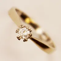 Ring, diamant 0,21ct enligt gravyr, Ø18¼, bredd:5mm, bör omrodieras 18K 3,2g.