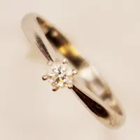 Ring, diamant 0,15ct enligt gravyr, Ø17¼, bredd:4mm, vitguld 18K 2,6g.