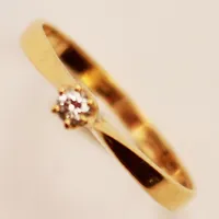 Ring, briljantslipad diamant 0,09ct enligt gravyr, ca TW/VS, Ø17, bredd:3mm, 18K 1,5g.
