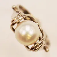 Ring med pärla, Ø17½, bredd:10mm, höjd från skena 9mm, vitguld, 18K 4,4g.