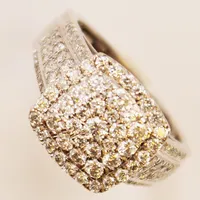 Ring, diamanter totalt 0,96ctv enligt gravyr, (1x ca 0,04ct, 13x ca 0,03ct, 8x ca 0,02ct, många små diamanter), Ø16¼, bredd:12mm, Guldfynd, vitguld 18K 6,5g.