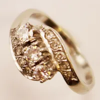 Ring, diamanter, (3x totalt 0,32ctv + 10x totalt 0,20ctv enligt gravyr), Ø17, bredd:10mm, vitguld 18K 4,3g.