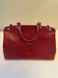 Väska Louis Vuitton, Brea MM, rött epiläder, M40331, mått ca 33x24x13cm, kvitto från 2011 Birger Jarlsgatan Stockholm, dustbag, mycket fint skick. Skickas med postpaket.
