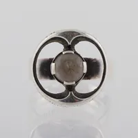 Ring med sten, Karl Laine Finland, storlek 17 ½ mm, bredd 5.1-17.4 mm, silver. Vikt: 5,7 g