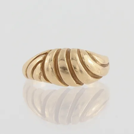 Ring mönstrad, storlek 18 ¼ mm, bredd 1.7-8.9 mm, ojämn form,14 k. Vikt: 4,1 g