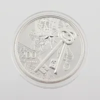 Minnesmynt Sverige " 200 Kronor - Kungliga Slottet Stockholm 250 År - 2004", silver 925/1000, Ø36 mm, utgiven av Sveriges Riksbank, förvaras i myntkapsel. Vikt: 27 g