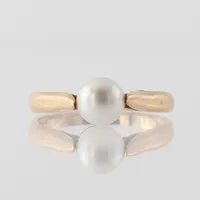 Ring med pärla, storlek 18 mm, bredd 2-6.6 mm, 18 k. Vikt: 2,6 g