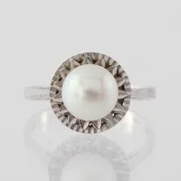 Ring vitguld med pärla, storlek 17.5 mm, bredd 2.5-11.4 mm, 18 k. Vikt: 3,7 g