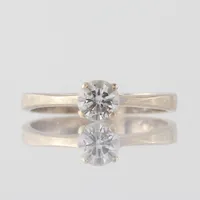 Ring vitguld solitär diamant på 0.52 ct, VS I, Top Crystal, storlek 17 ½ mm, bredd 2.7-5.2 mm, 18 k Vikt: 3,1 g