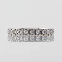 Ring vitguld med 11 st diamanter x0.02 W.SI, Guldbolaget, storlek 15 ½ mm, bredd 2.5 mm, cert medföljer, 18 k. Vikt: 3,2 g