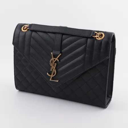 Väska " Envelope" Yves Saint Laurent, mått ca 24x17x6,5cm, svart läder med detaljer i gulmetall, tillbehör kvitto Saint Lauren NK Stockholm 2021, dustbag , box, bra bruksslitage Vikt: 0 g Skickas med postpaket.