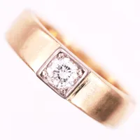Ring med diamant ca 0,20ct, stl 15¼, bredd 4mm, 18K guld.  Vikt: 5,3 g