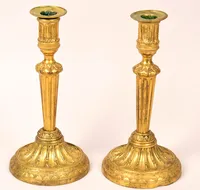 Ett par ljusstakar, Louis XVI, Frankrike, förgylld brons, slitage, bucklor, bristning, höjd ca 27,5cm Vikt: 0 g Skickas med postpaket.