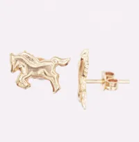 Ett par örhängen i form av stegrande hästar, höjd 14mm, bredd 13mm, stift, 18K guld Vikt: 1,8 g