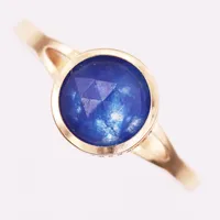 Ring med blå sten, troligen fasetterat glas, stl: 18¼, tillverkad av Guldfynd AB, 18K guld Vikt: 1,2 g