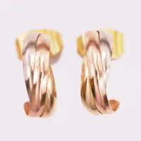 Ett par örhängen, tricolor, höjd 11mm, bredd 4mm, saknar snurrebussar, 18K guld Vikt: 0,8 g