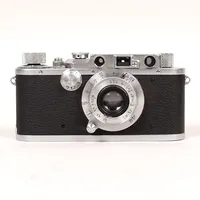 Kamera Leica III, serienummer 150330, Wetzlar, 1934, med objektiv Elmar 5cm, fodral medföljer, slitage, långa tider något sega, objektiv med svag dimma.